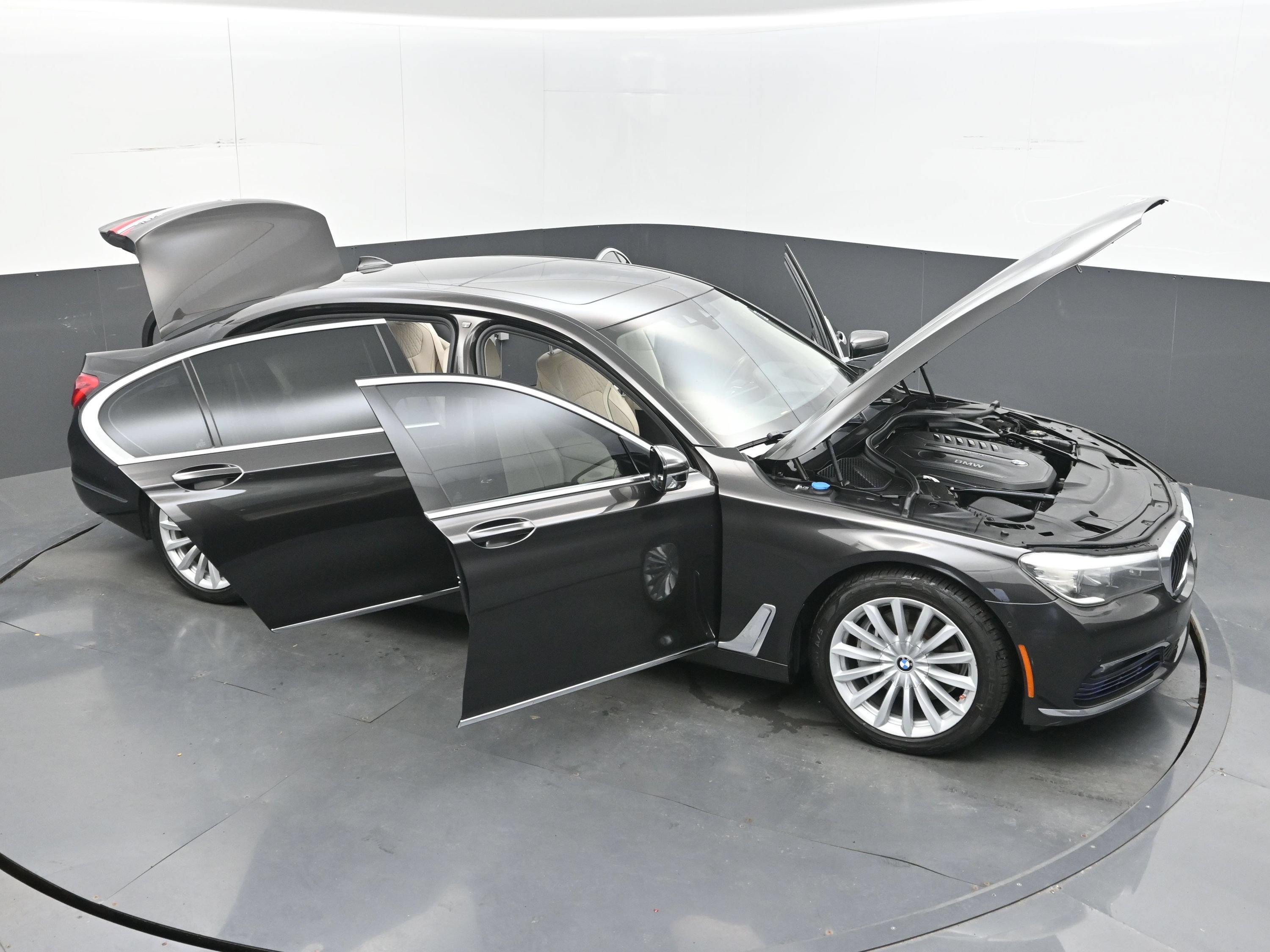 Used 2017 BMW 740i xDrive AWD/4WD image 38