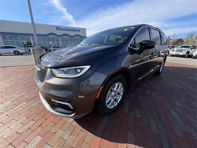 Used 2023 Chrysler Pacifica Touring-L image 9