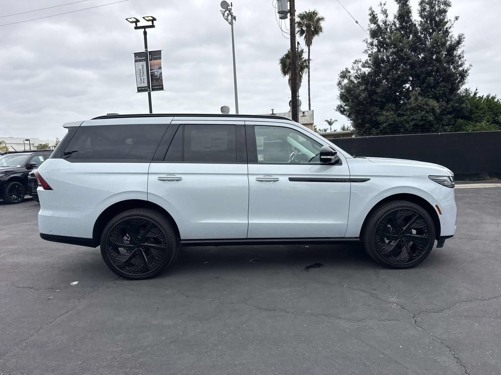 New 2025 Lincoln Navigator Reserve AWD/4WD image 2