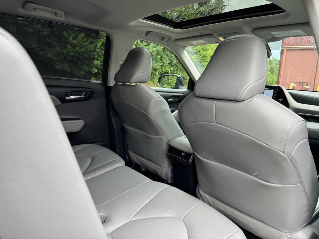 Used 2022 Toyota Highlander XLE image 19