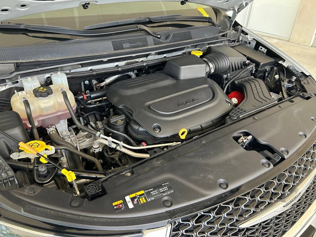 Used 2024 Chrysler Pacifica Touring-L FWD image 11