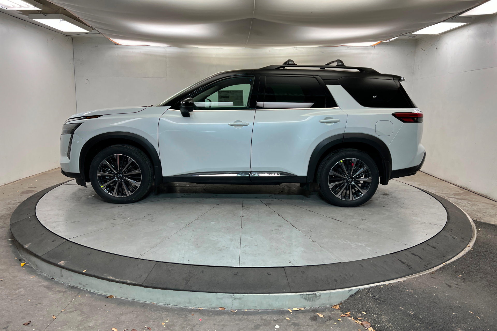 New 2026 Nissan Pathfinder Platinum image 2