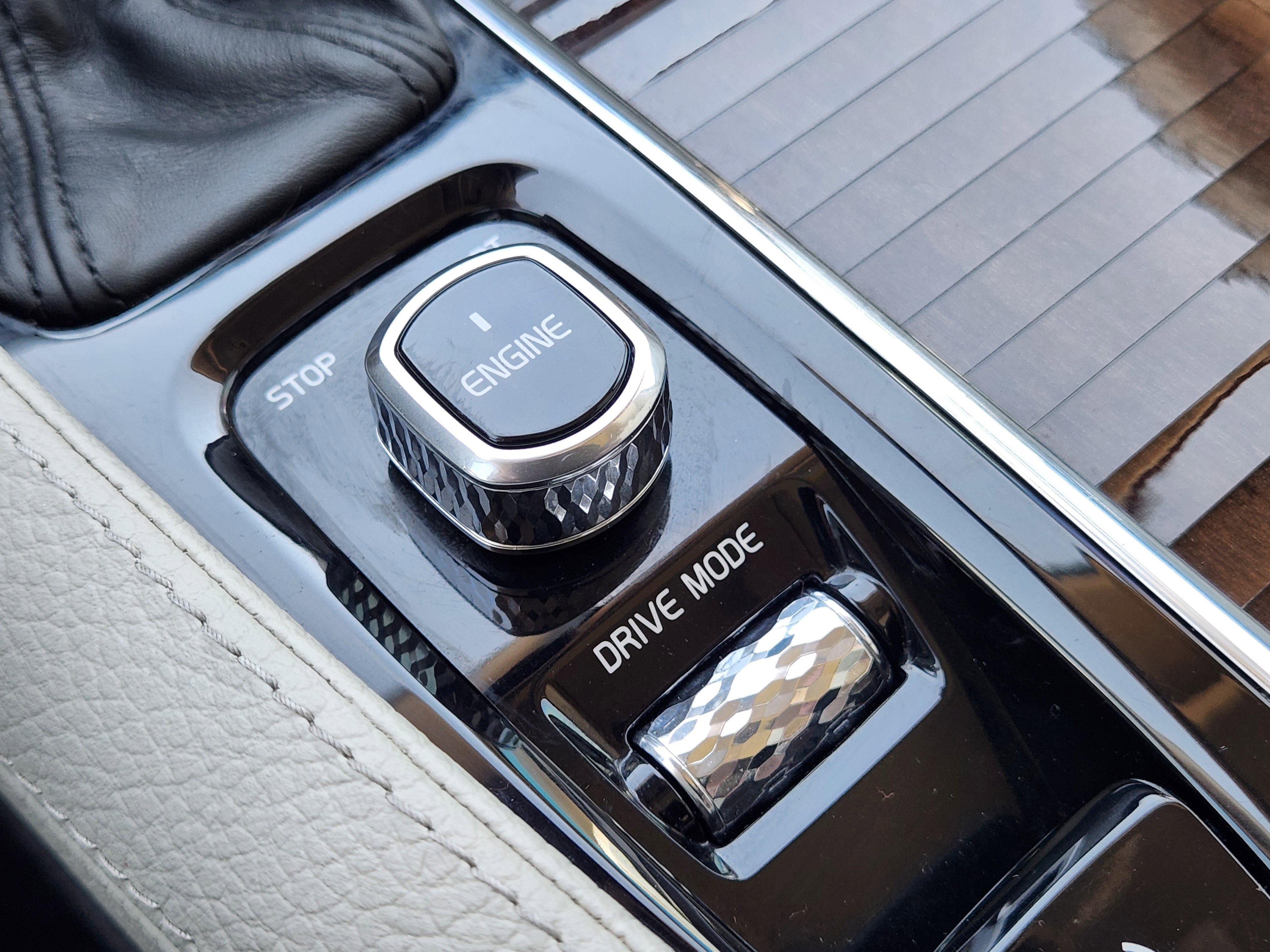 Used 2017 Volvo XC90 T6 Momentum w/ Vision Package image 22