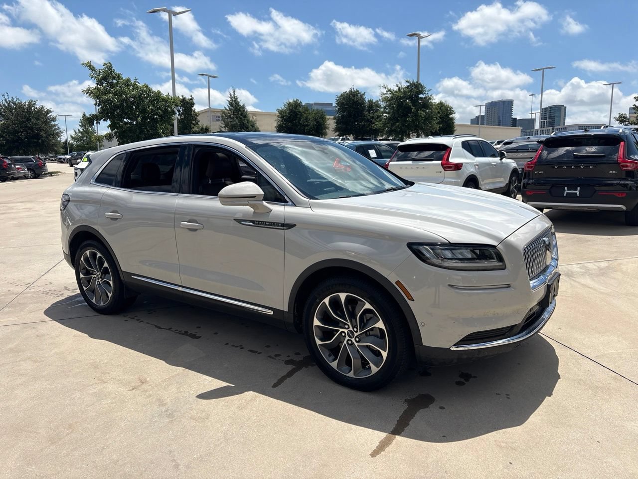 Used 2022 Lincoln Nautilus Reserve w/ Equipment Group 201A AWD/4WD image 2