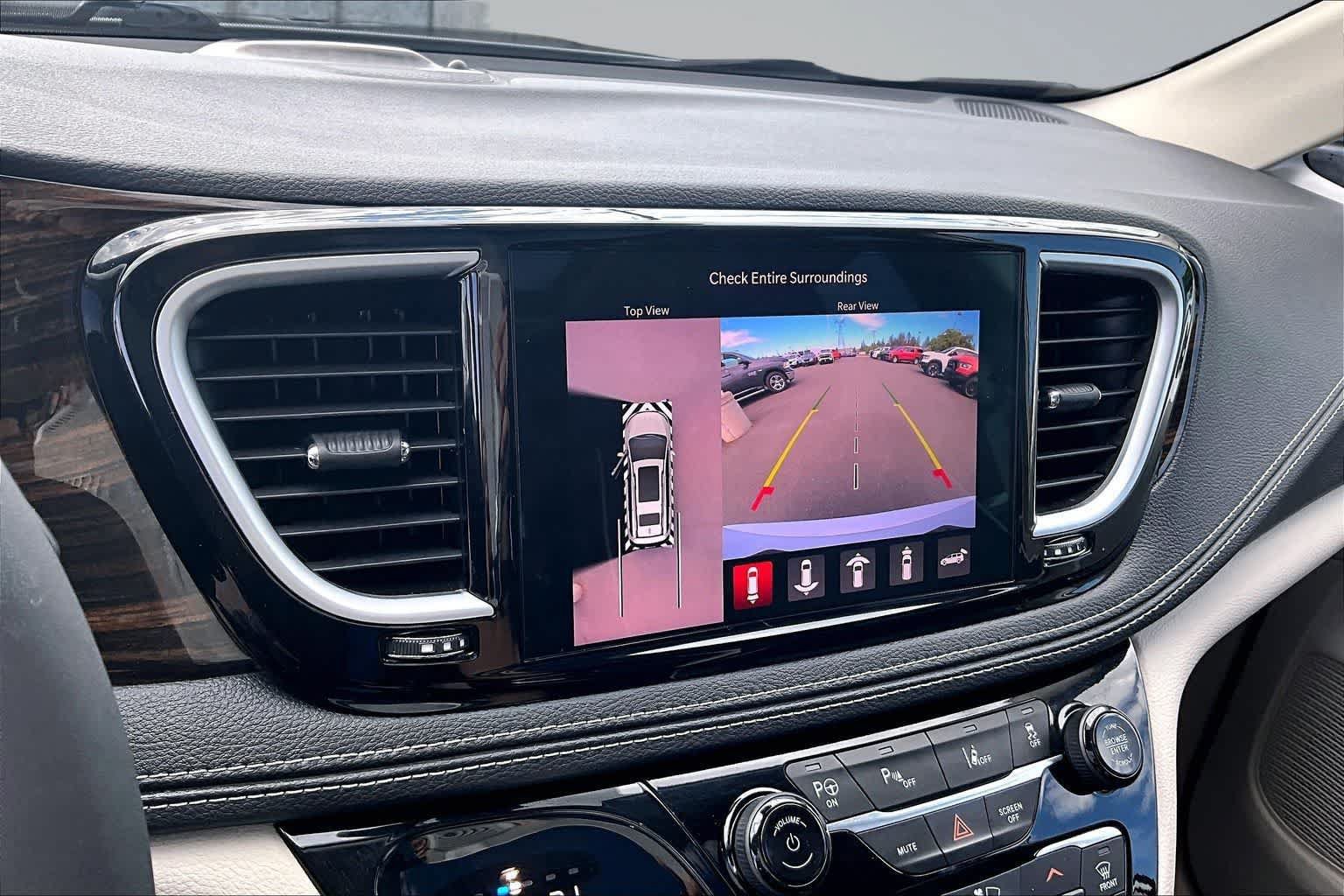 Used 2023 Chrysler Pacifica Limited FWD image 27