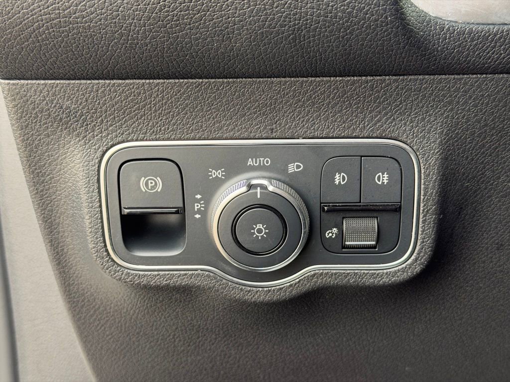 Used 2022 Mercedes-Benz GLB 250 4MATIC w/ Premium Package Lite image 24