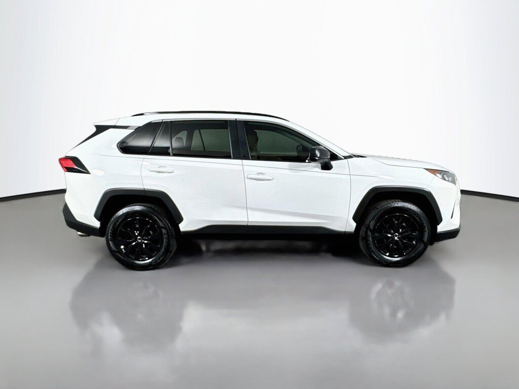 Used 2021 Toyota RAV4 LE FWD image 6