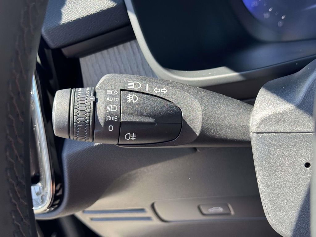 Certified 2026 Volvo XC40 B5 Plus w/ Protection Package Premier image 21