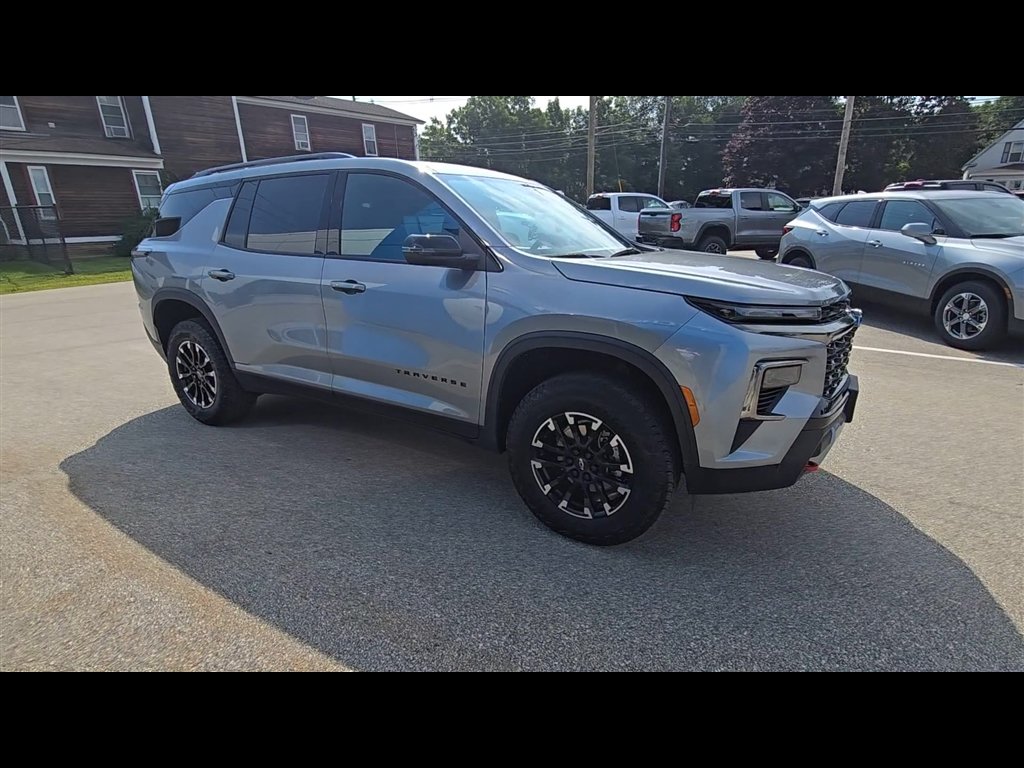 Used 2025 Chevrolet Traverse Z71 AWD/4WD image 2