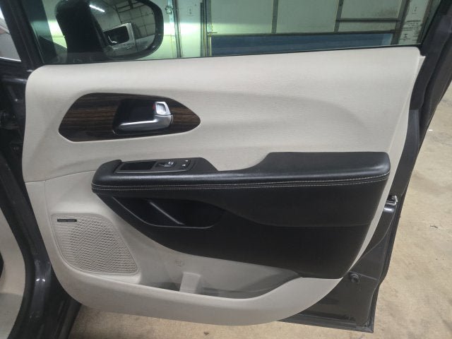 Used 2022 Chrysler Pacifica Limited FWD image 4
