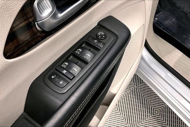 Used 2024 Chrysler Pacifica Limited image 36