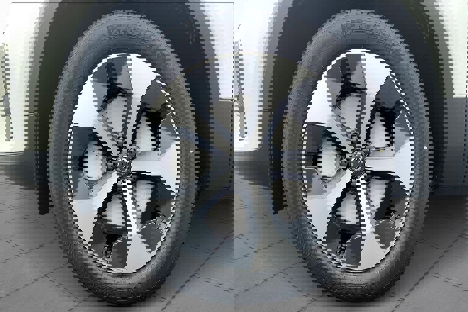 New 2025 Volvo XC40 B5 Core w/ Protection Package Premier image 17