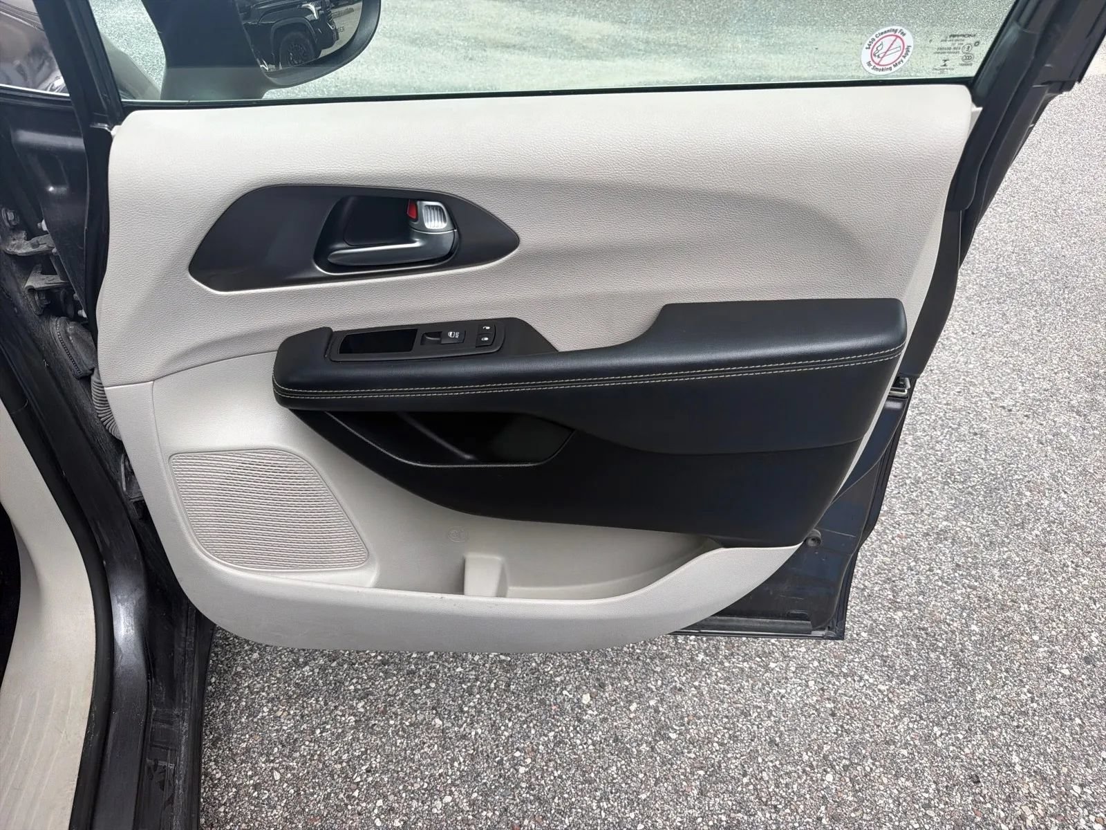 Used 2023 Chrysler Pacifica Touring-L FWD image 21