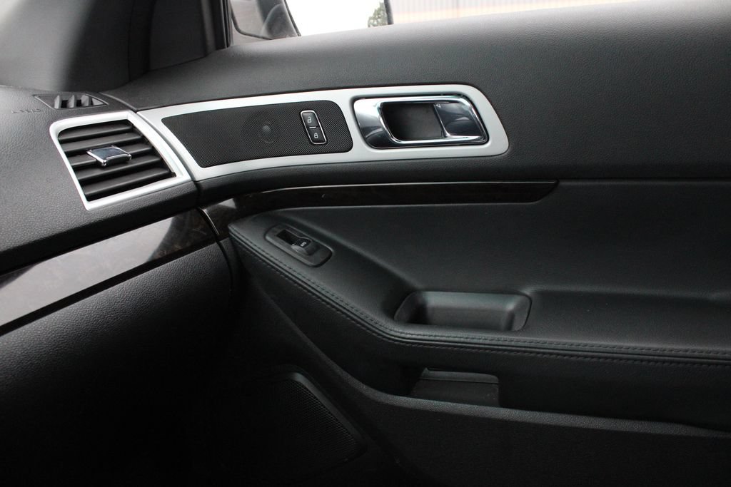 Used 2015 Ford Explorer Limited w/ Equipment Group 302A AWD/4WD image 21