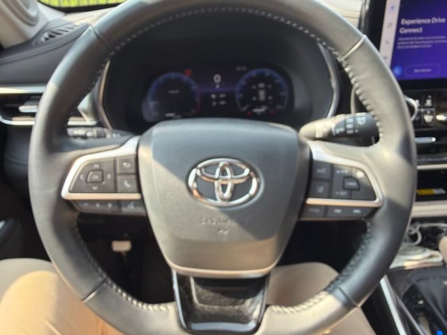 Used 2023 Toyota Highlander Platinum FWD image 16