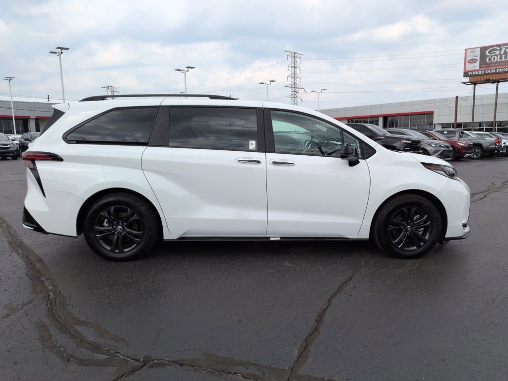 Used 2025 Toyota Sienna XSE w/ XSE Plus Package image 6