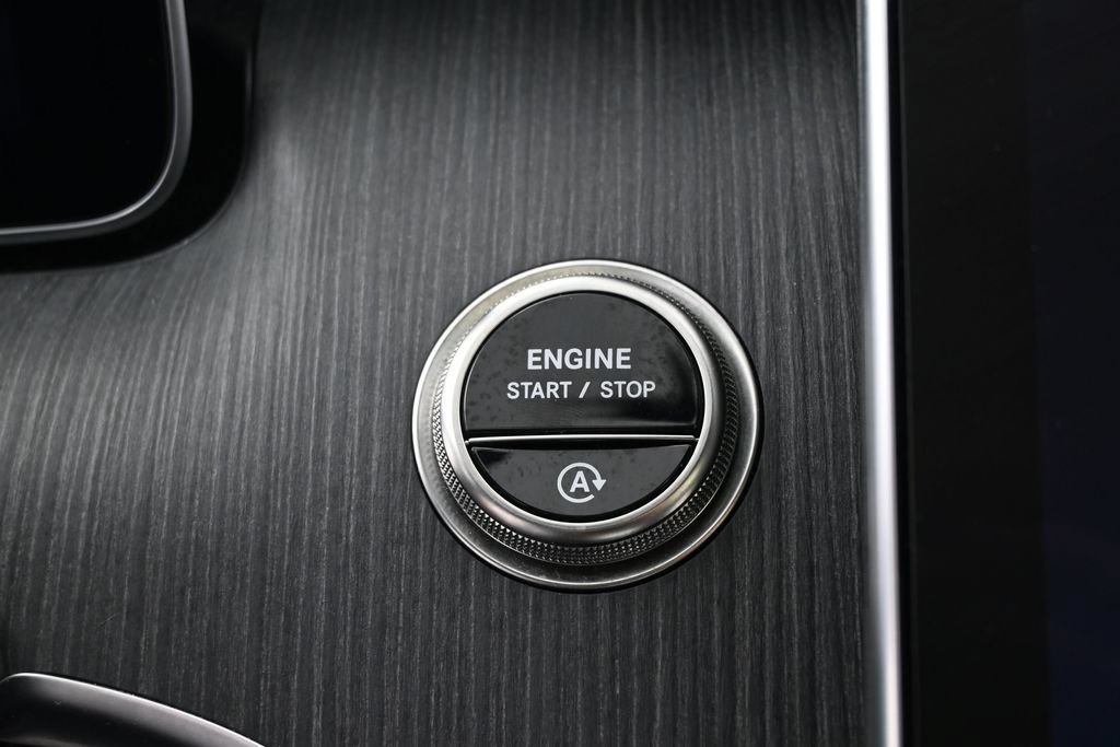 Used 2025 Mercedes-Benz C 300 Sedan image 25
