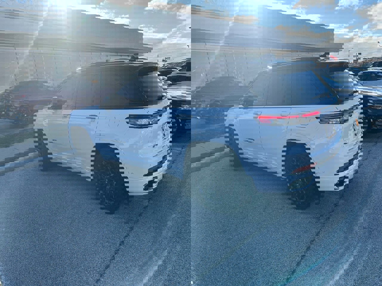 Used 2024 Jeep Grand Cherokee Summit image 7