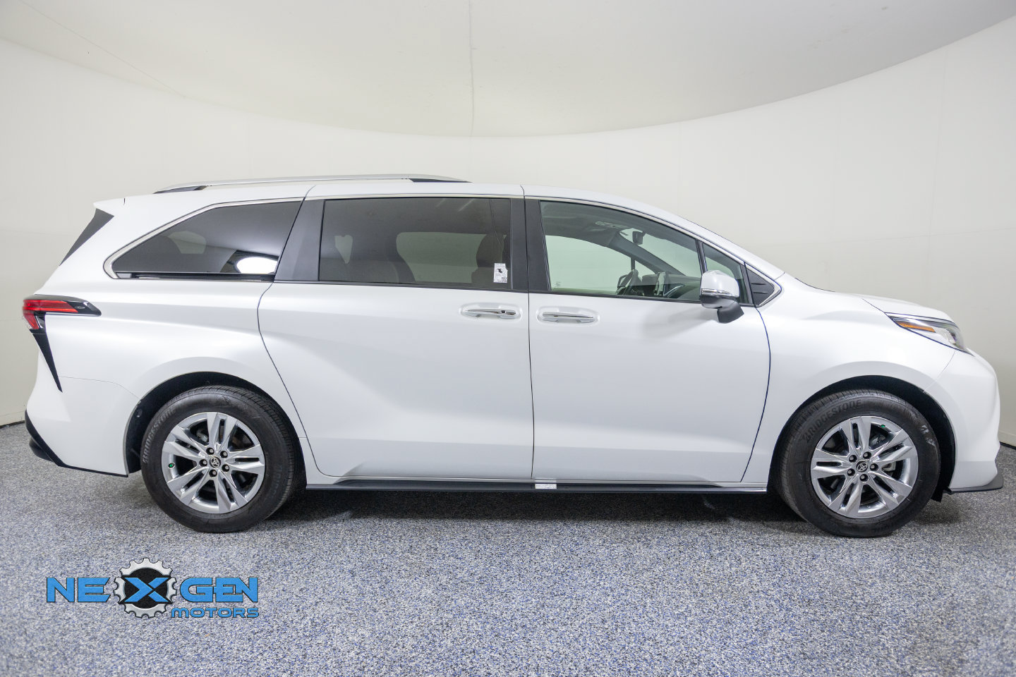 Used 2024 Toyota Sienna Limited AWD/4WD image 9
