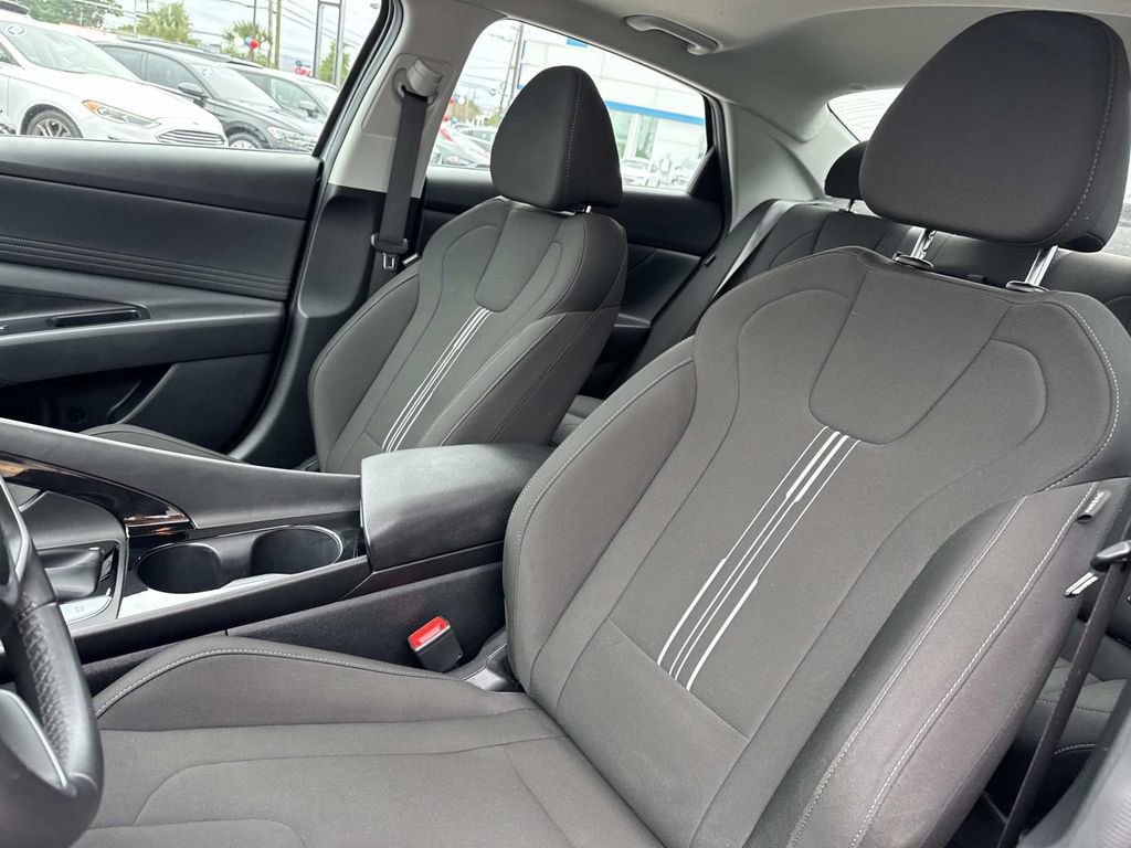 Used 2025 Hyundai Elantra SEL FWD image 17