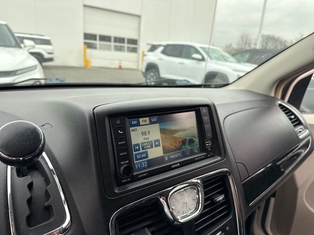 Used 2012 Chrysler Town & Country Touring-L w/ Entertainment Group #2 image 12