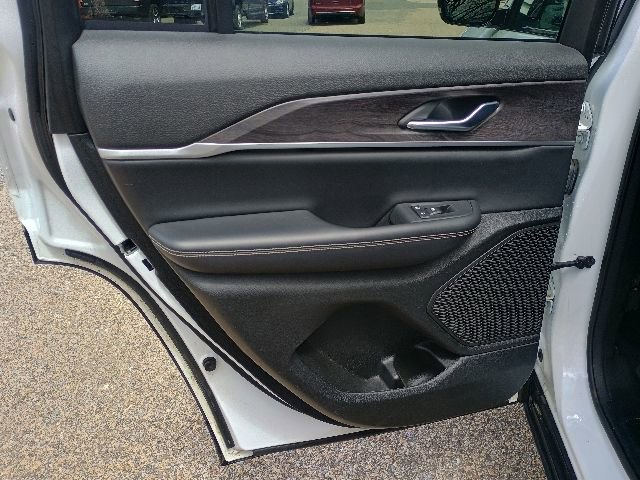 Used 2023 Jeep Grand Cherokee Limited w/ Black Appearance Package AWD/4WD image 19