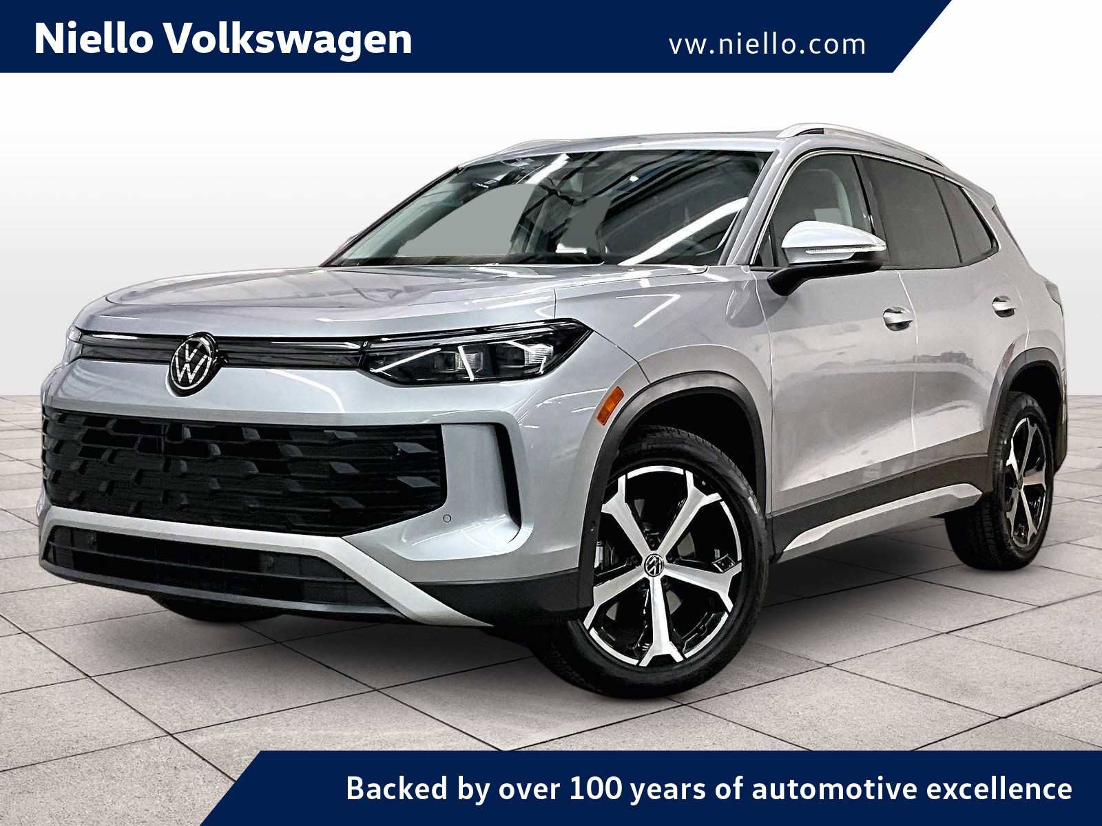 Used 2025 Volkswagen Tiguan SE w/ Panoramic Sunroof Package image 1