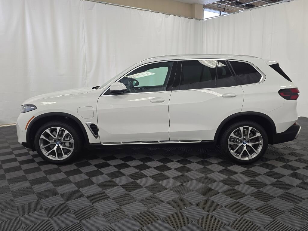 Used 2025 BMW X5 xDrive50e image 2
