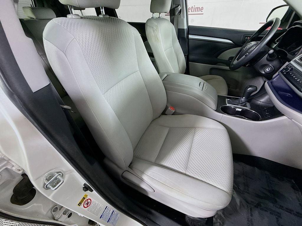 Used 2016 Toyota Highlander LE image 29