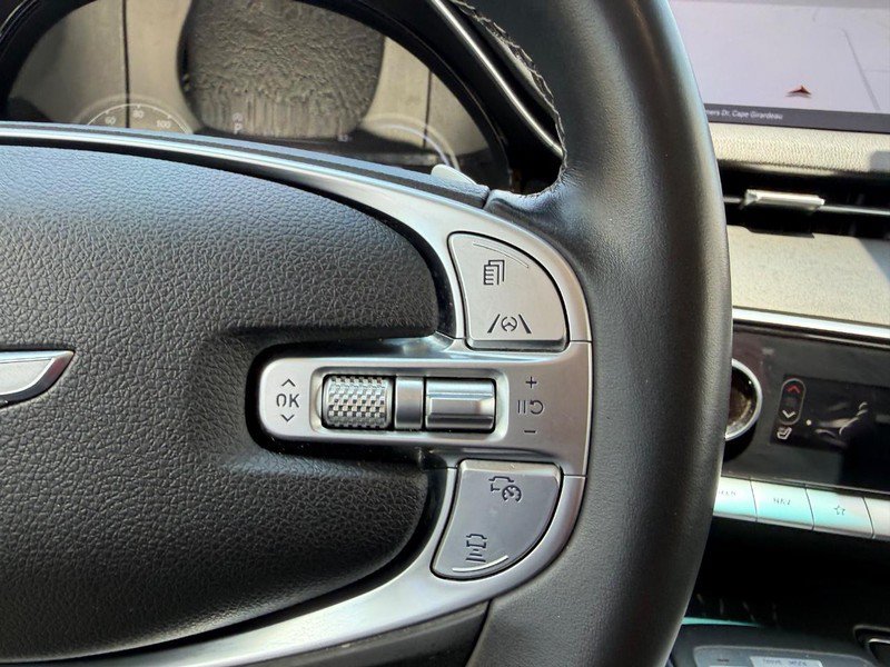 Used 2025 Genesis GV70 2.5T AWD/4WD image 13