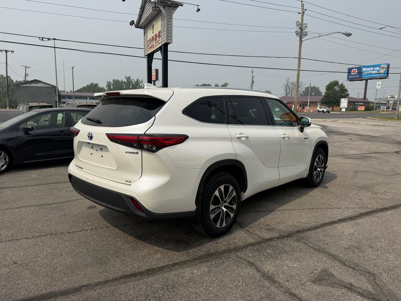 Used 2021 Toyota Highlander XLE AWD/4WD image 6
