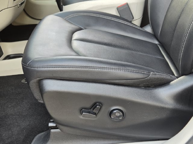 Used 2024 Chrysler Pacifica Touring-L FWD image 24