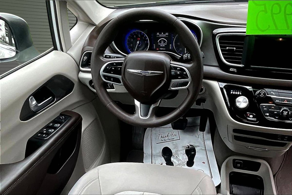 Used 2019 Chrysler Pacifica L FWD image 8