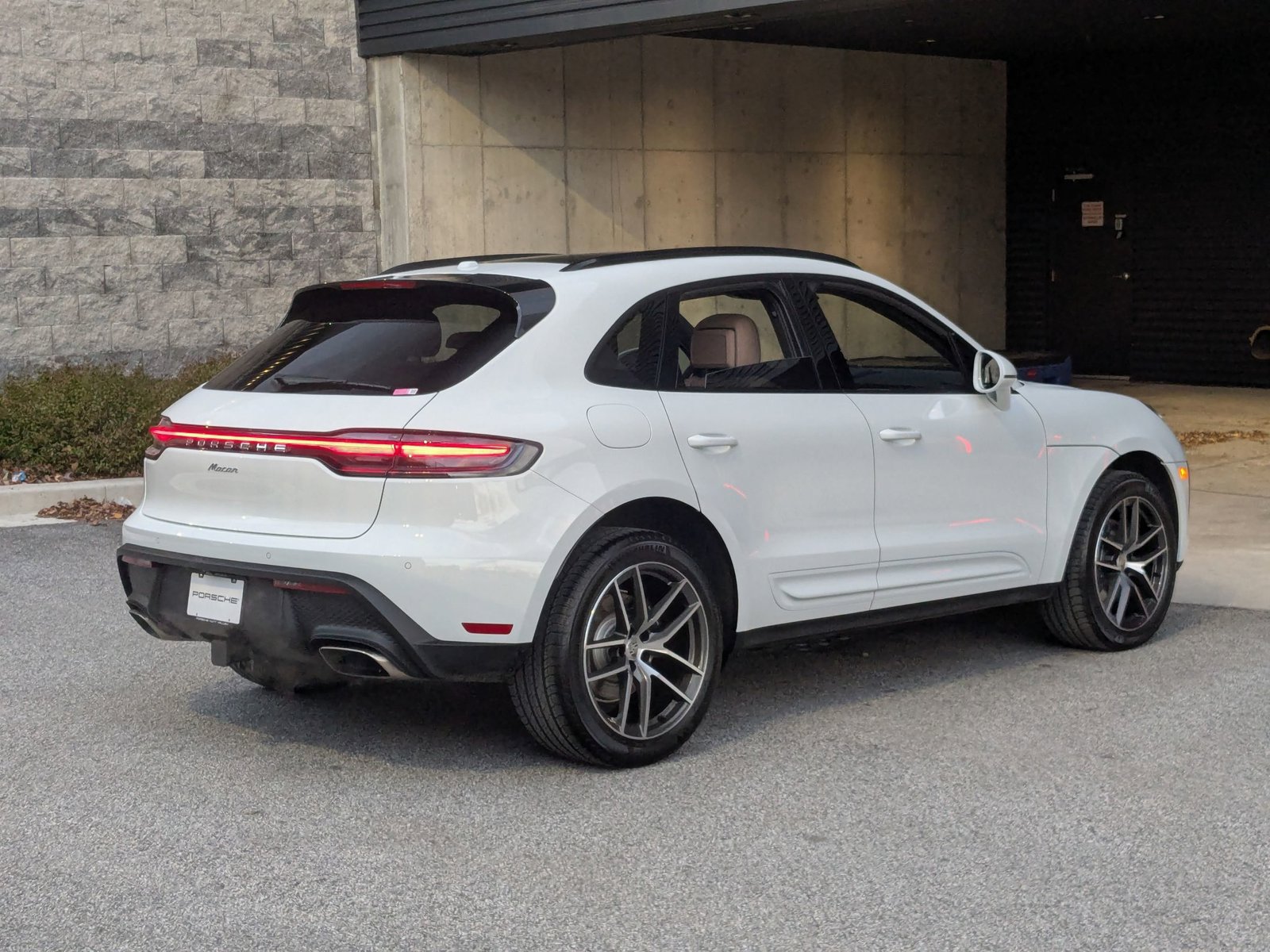 Certified 2026 Porsche Macan AWD/4WD image 9