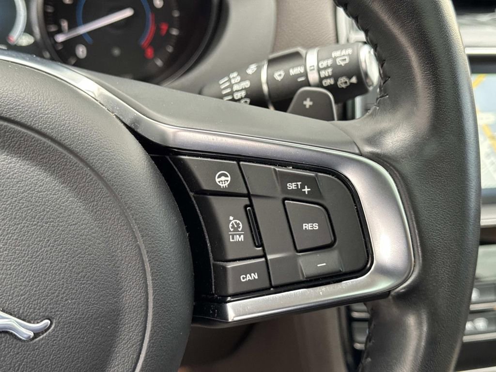 Used 2018 Jaguar F-PACE Prestige image 28