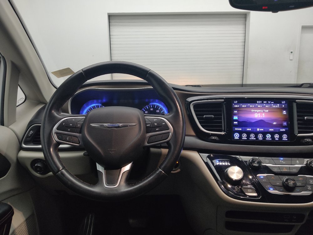 Used 2017 Chrysler Pacifica Touring-L w/ Tire & Wheel Group FWD image 22