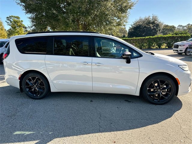 New 2026 Chrysler Pacifica Select w/ S Appearance Package image 3