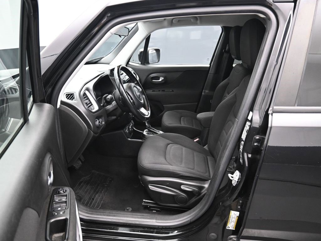 Used 2018 Jeep Renegade Latitude w/ Cold Weather Group image 9