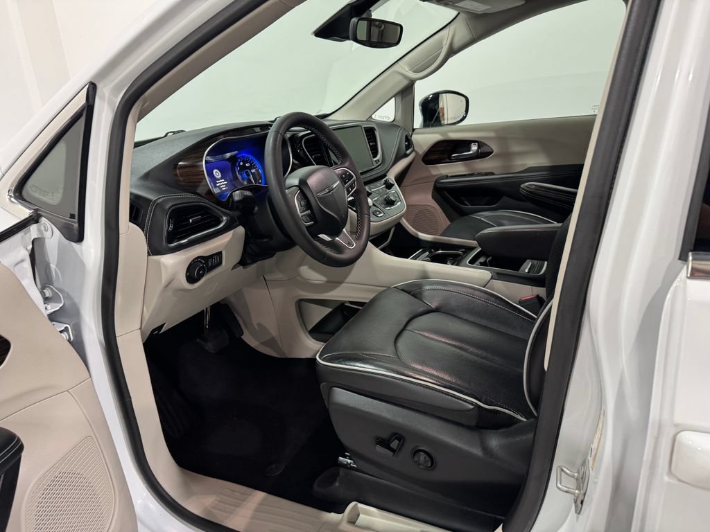 Used 2024 Chrysler Pacifica Limited FWD image 14
