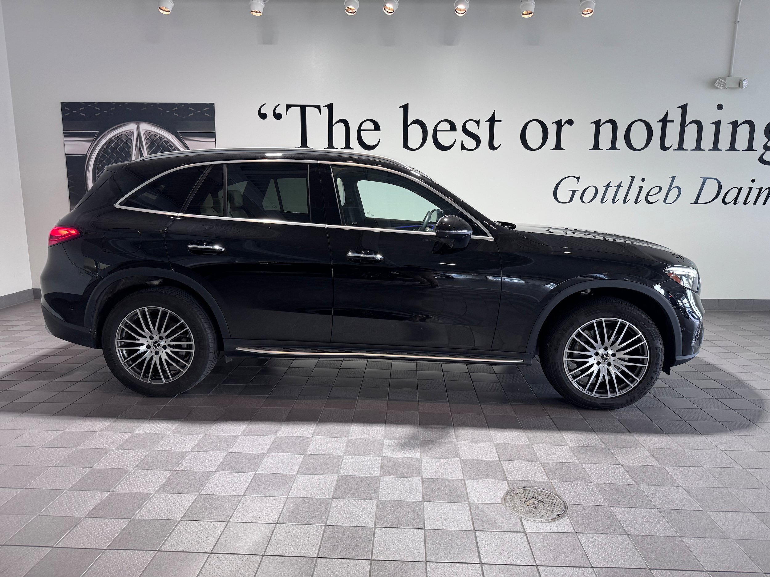 Used 2023 Mercedes-Benz GLC 300 4MATIC image 3