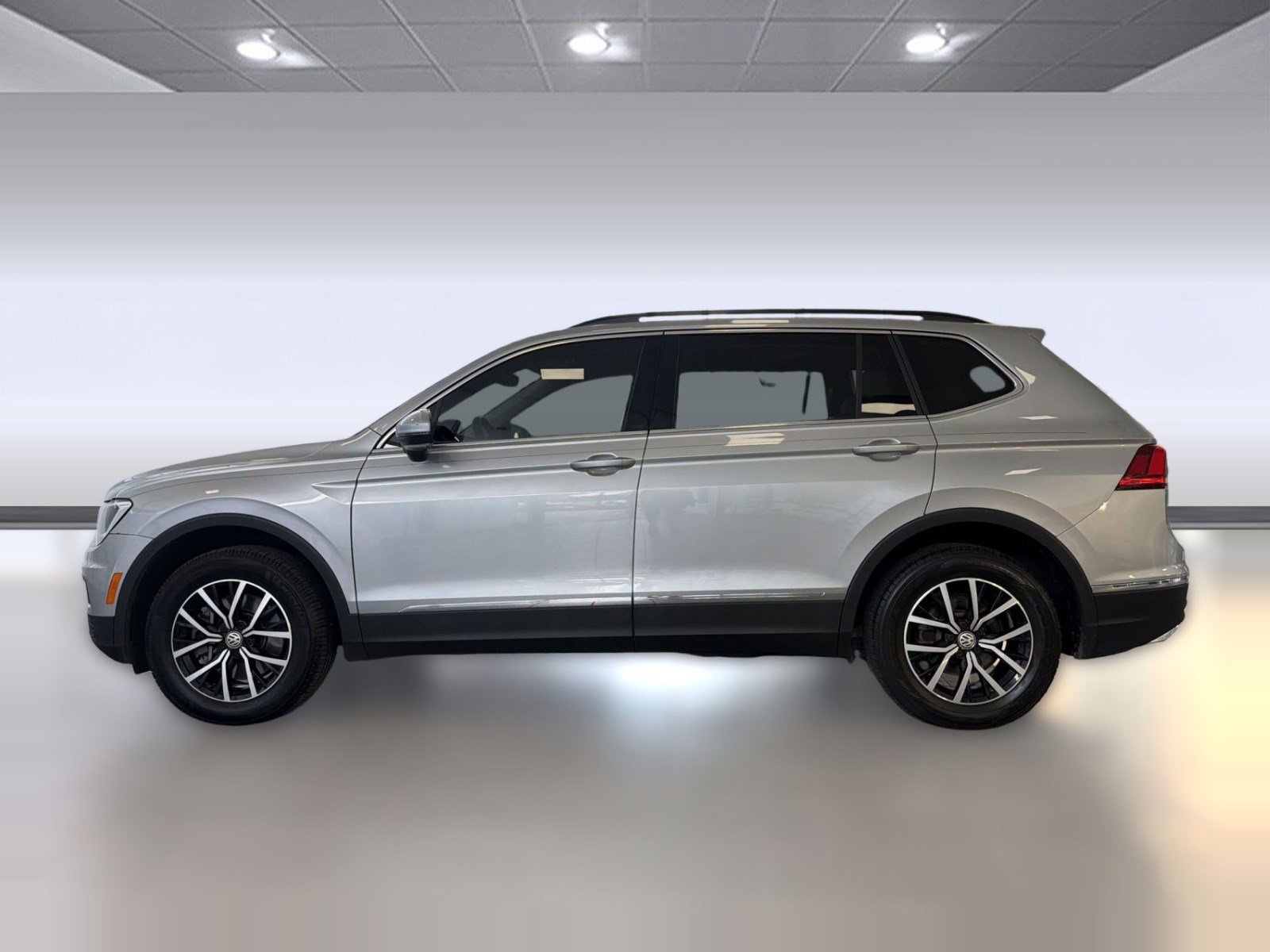 Used 2021 Volkswagen Tiguan SE w/ Panoramic Sunroof Package image 2