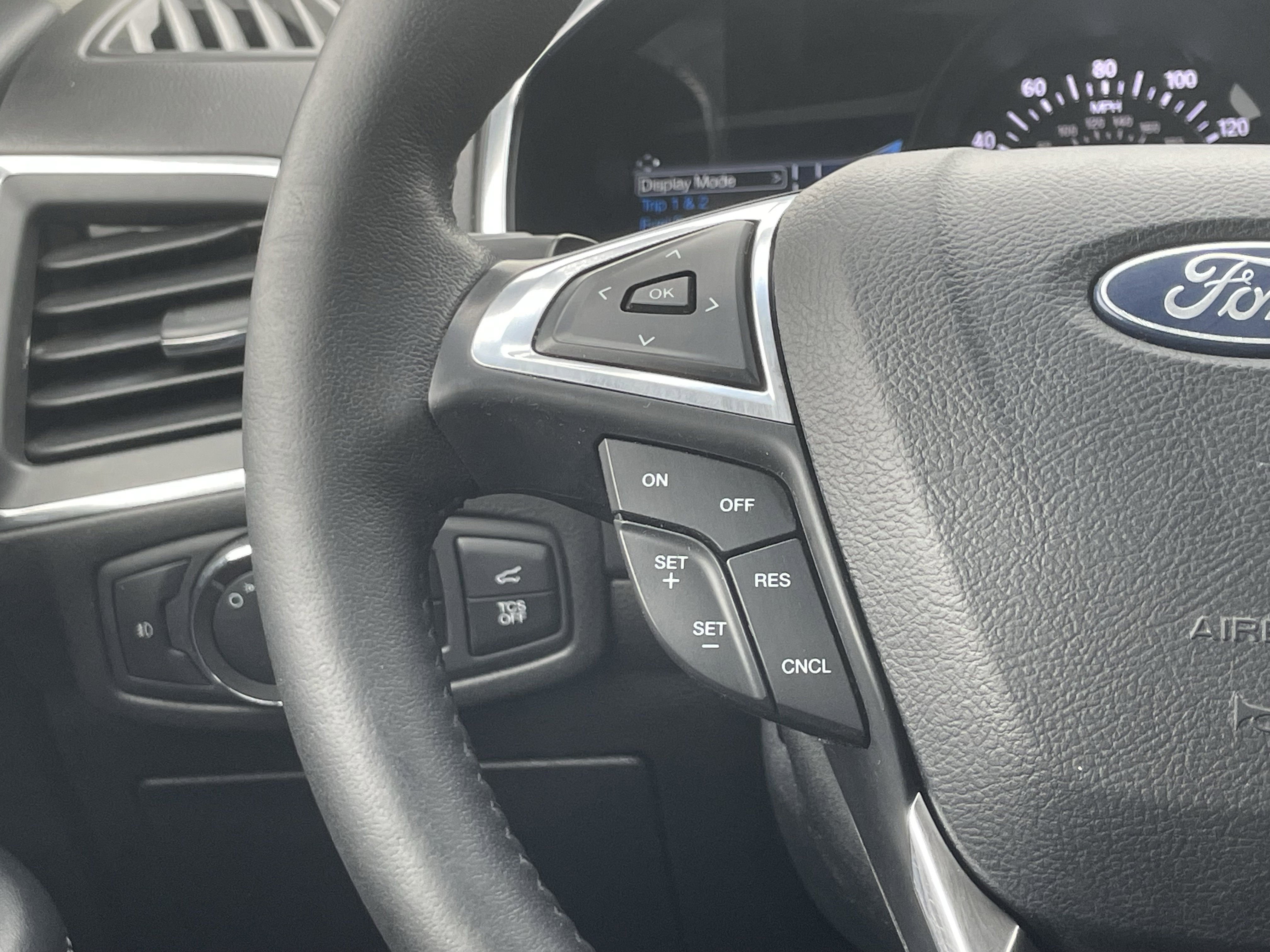 Used 2020 Ford Edge Titanium image 18