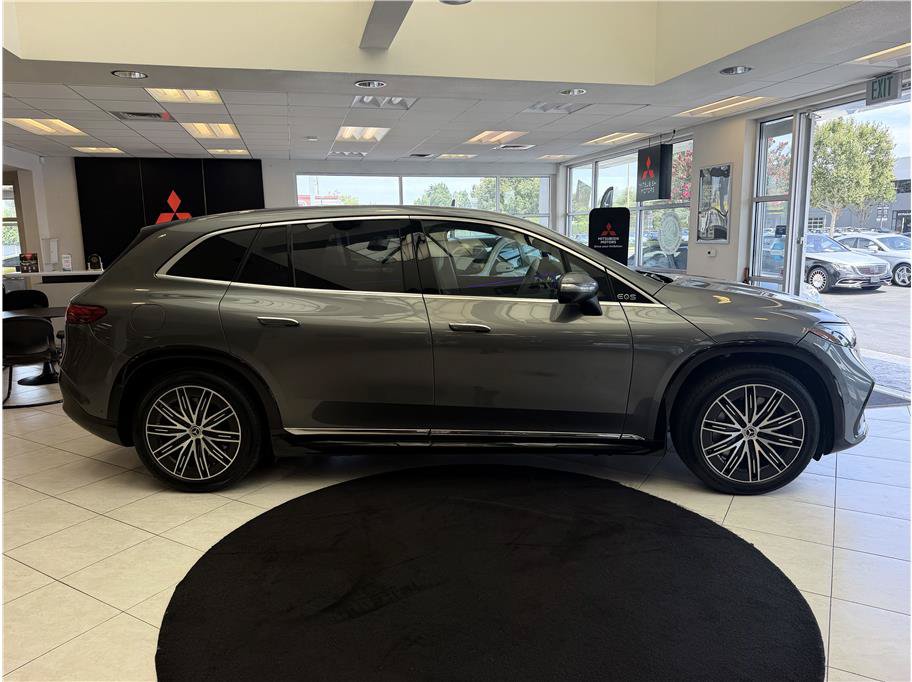 Used 2023 Mercedes-Benz EQS 580 4MATIC SUV w/ Exclusive Trim Package image 3
