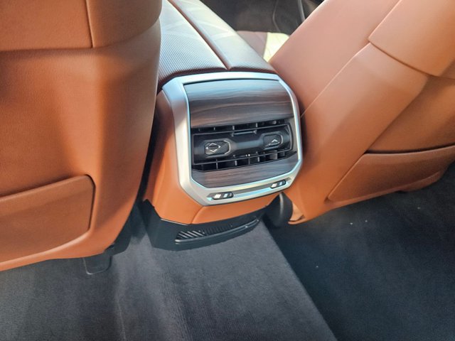 Certified 2023 BMW i7 xDrive60 AWD/4WD image 17