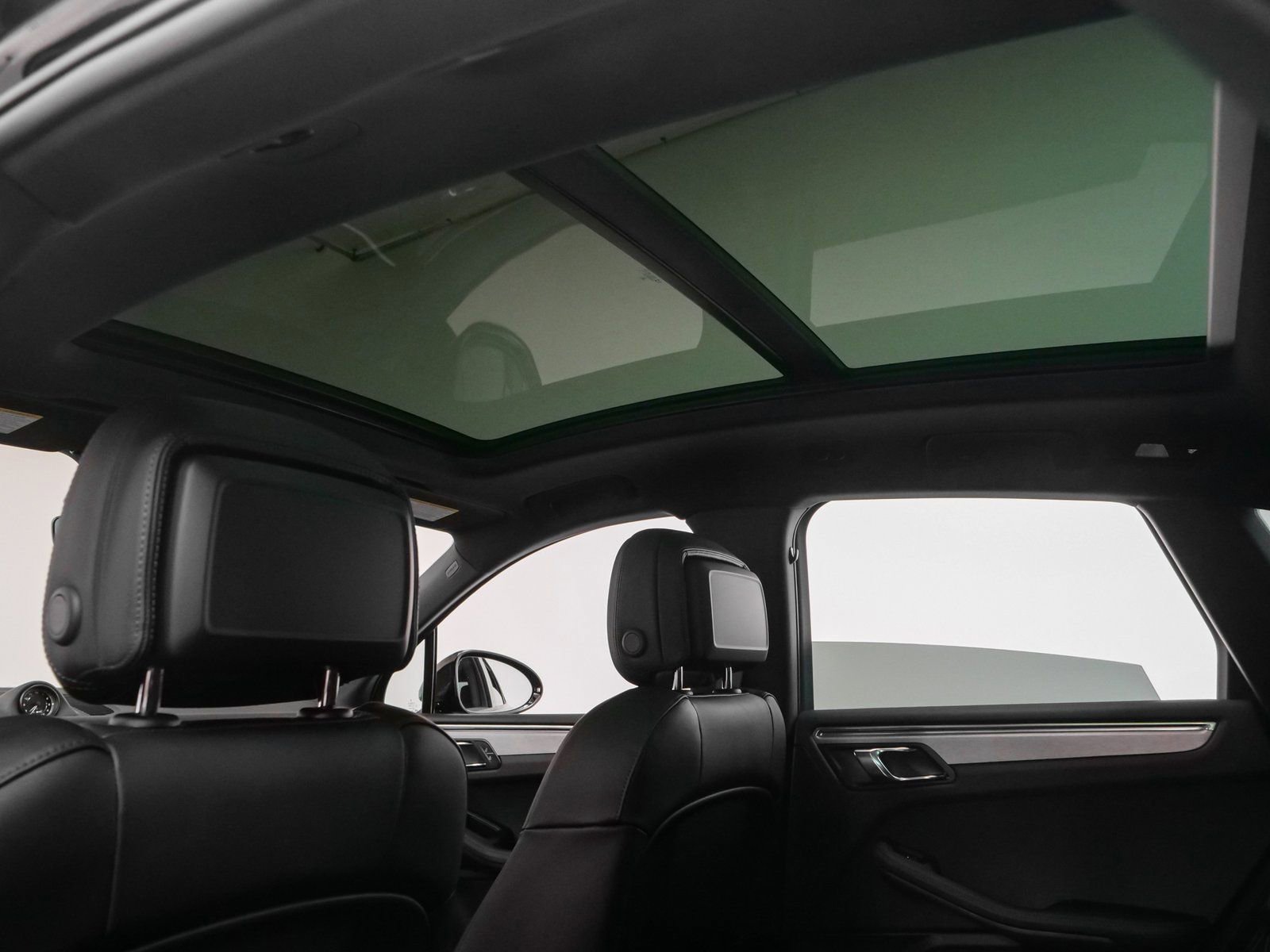 Certified 2025 Porsche Macan image 38