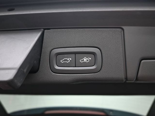 Used 2023 Volvo XC60 B6 Ultimate w/ Protection Package Premier image 33