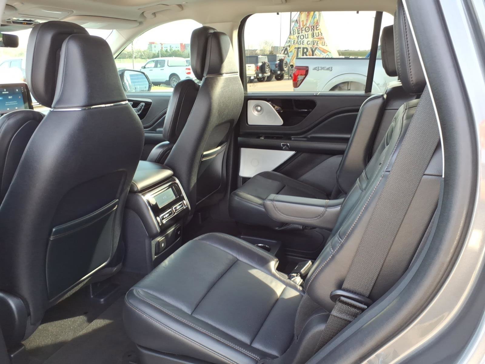 Used 2025 Lincoln Aviator Reserve w/ Equipment Group 201A image 12