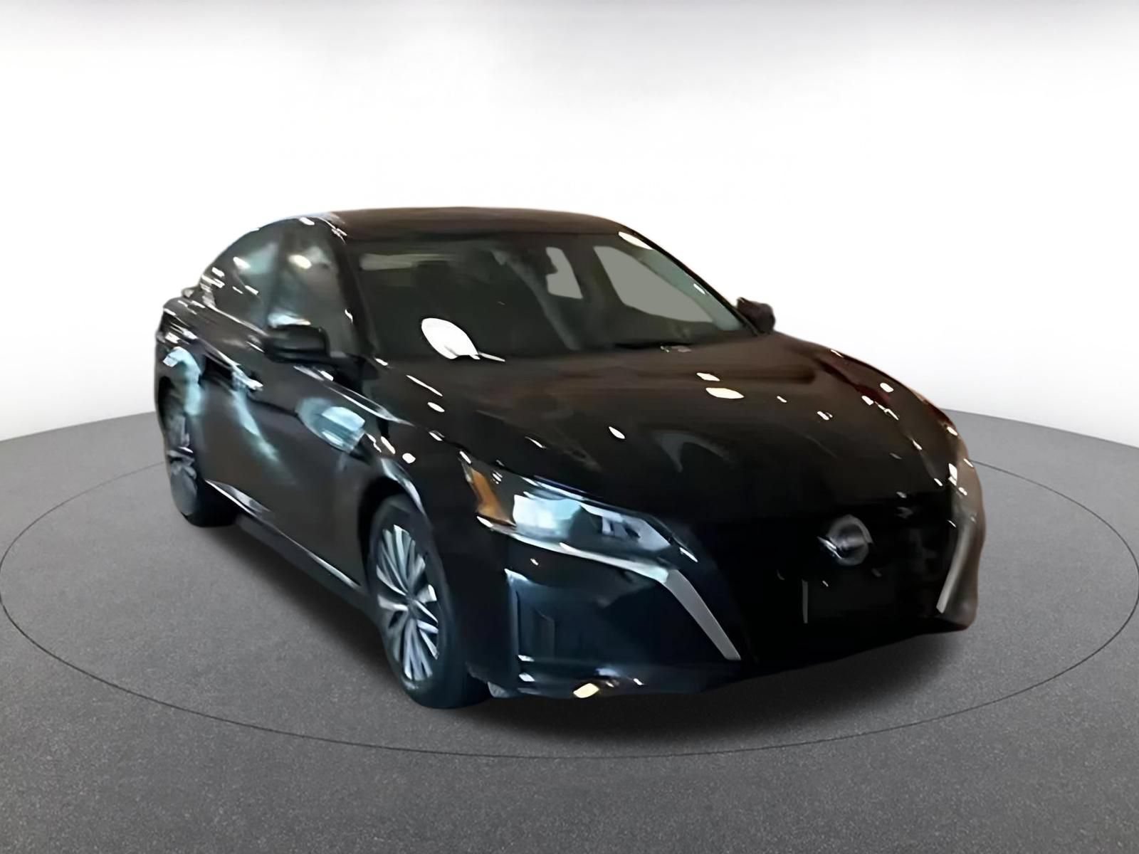 Used 2025 Nissan Altima 2.5 SV FWD image 3