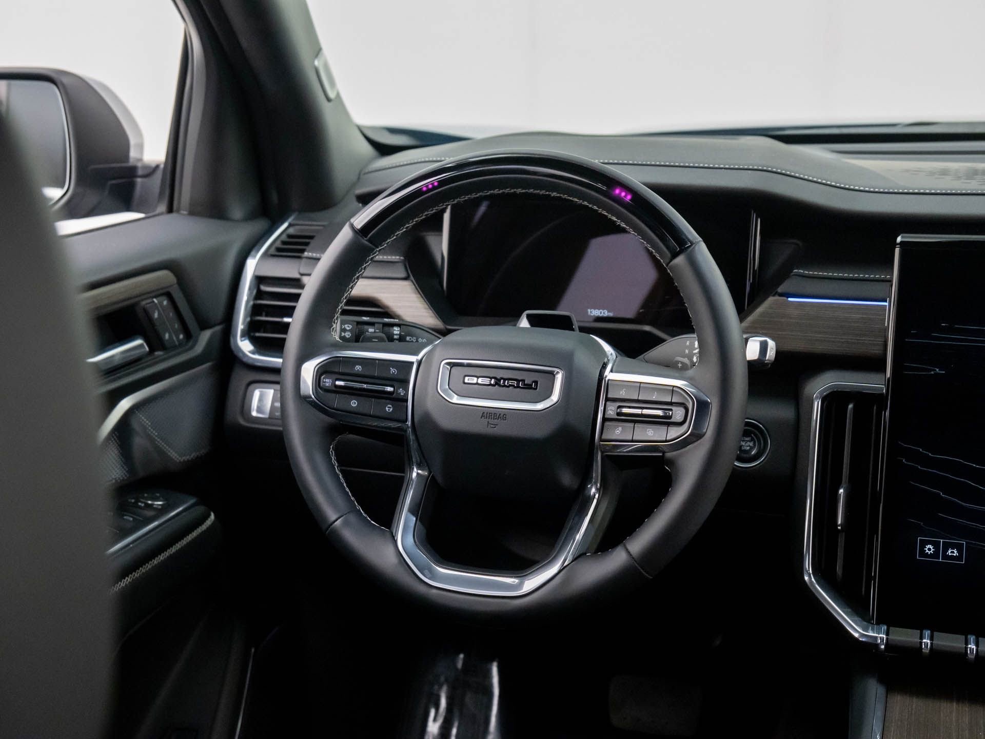 Used 2025 GMC Acadia Denali w/ Super Cruise Package image 13