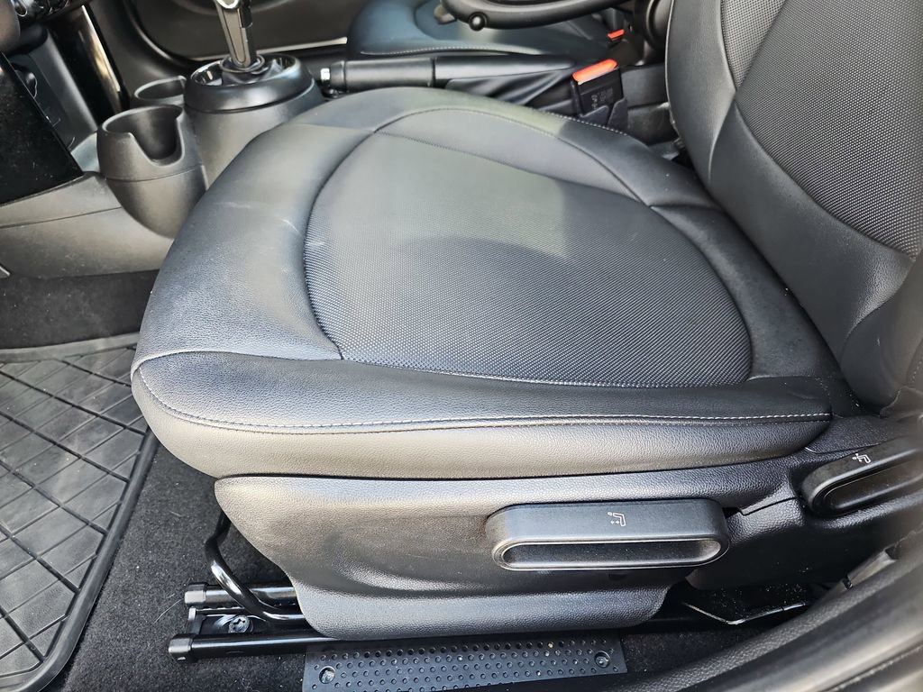 Used 2023 MINI Cooper 4-Door Hardtop image 17